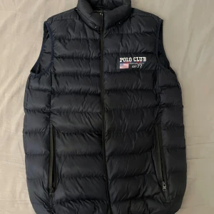 Polo club väst - Marinblå polo club väst i stl M, fint skick