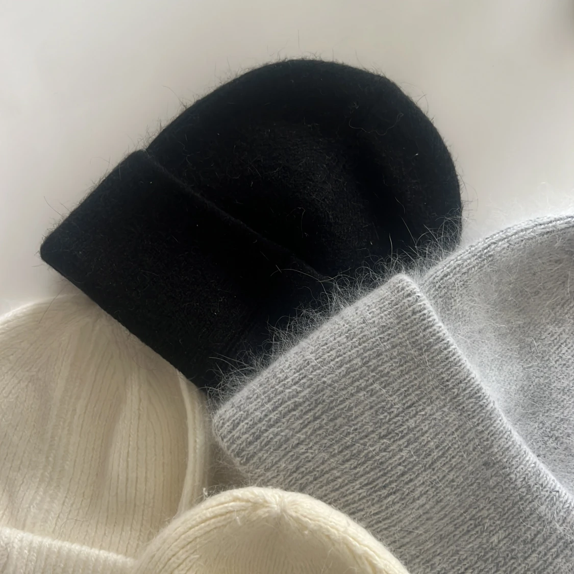 Fyra ribbstickade mössor i neutrala färger - 2