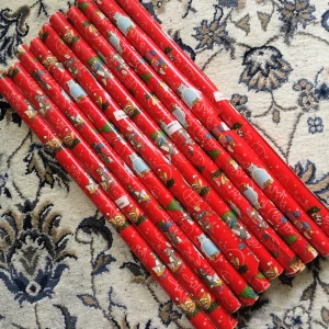 10 Rullar Julklappspapper Med Tom & Jerry  - Mått 55*200cm, 10 rullar julklappspapper med Tom & Jerry-motiv, perfekt för att slå in julklappar  med ett lekfullt och färgglatt tema,mindre kanstötningar kan förekomma på vissa papper. 