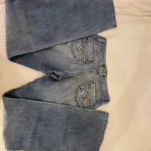 Ljusblåa bootcut jätte lågmidjade jeans  - Säljer mina knappt använda jeans, märket är classX, jätte lågmidjade med superfina ljusblå washed färg med fina detaljer på bakfickorna. Köpta för: 950kr 