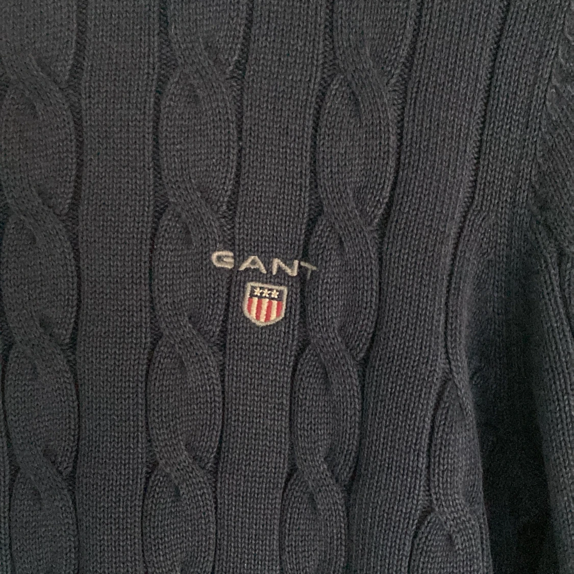 Marinblå kabelstickad tröja GANT - 1