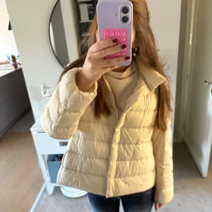 Vit dunjacka uniqlo - Så najs dunjacka likt herno köpt från uniqlo för 2 år sen för ca 1000kr❤️❤️ perfekt höstjacka!! Man får plats med hoodie och tjocktröjor under!!