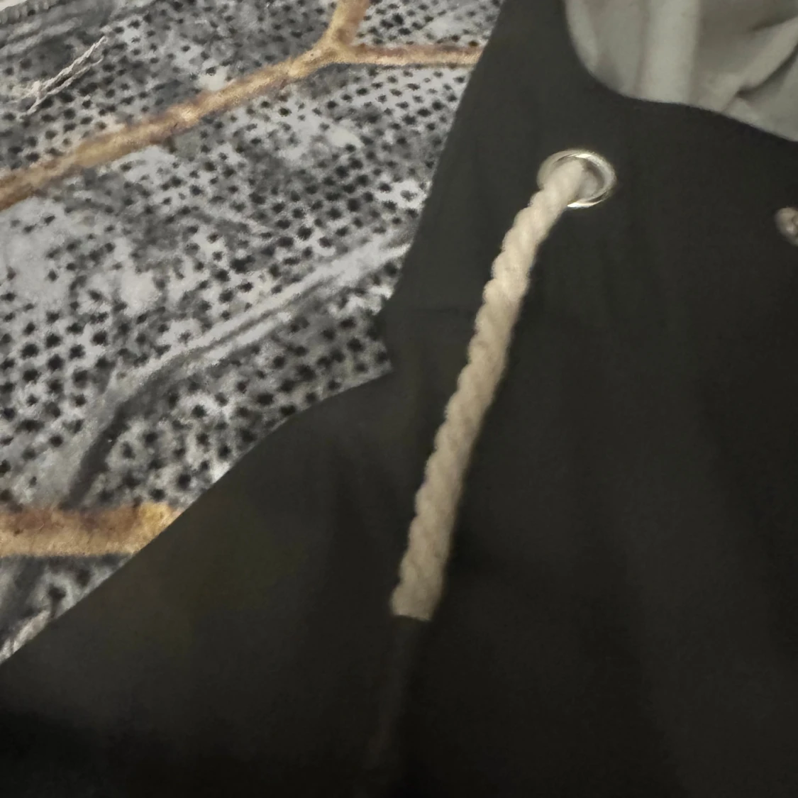 Svart regnjacka med huva och snörning - 2