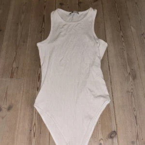 En jättefin vit body  - Jättefin body perfekt till ett par jeans eller en kjol💕endast testad