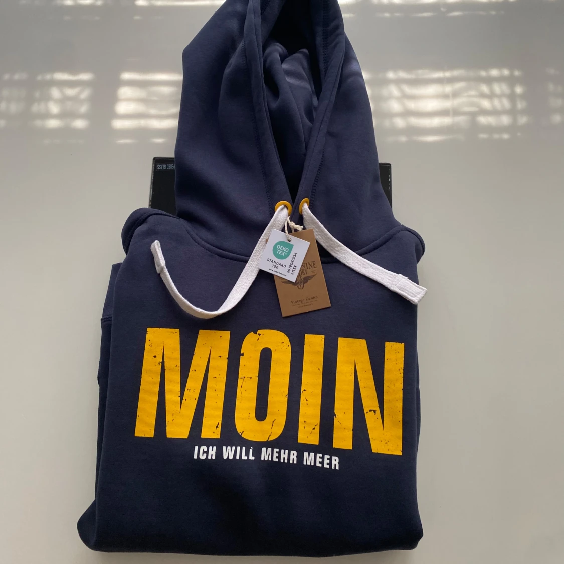Mörkblå hoodie med gul MOIN-print