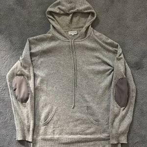 DAVIDA Kashmir  - Tja, säljer nu en DAVIDA Kashmir hoddie | Stilren och snygg, lite extra unik med lapparna på armbågarna | Storlek S men sitter snarare som en XS | Killen på bilden är 175 | Använd en del och tecken på användning finns men fortfarande hel, inga hål | Kom privat för mer info, mvh Max 🤗