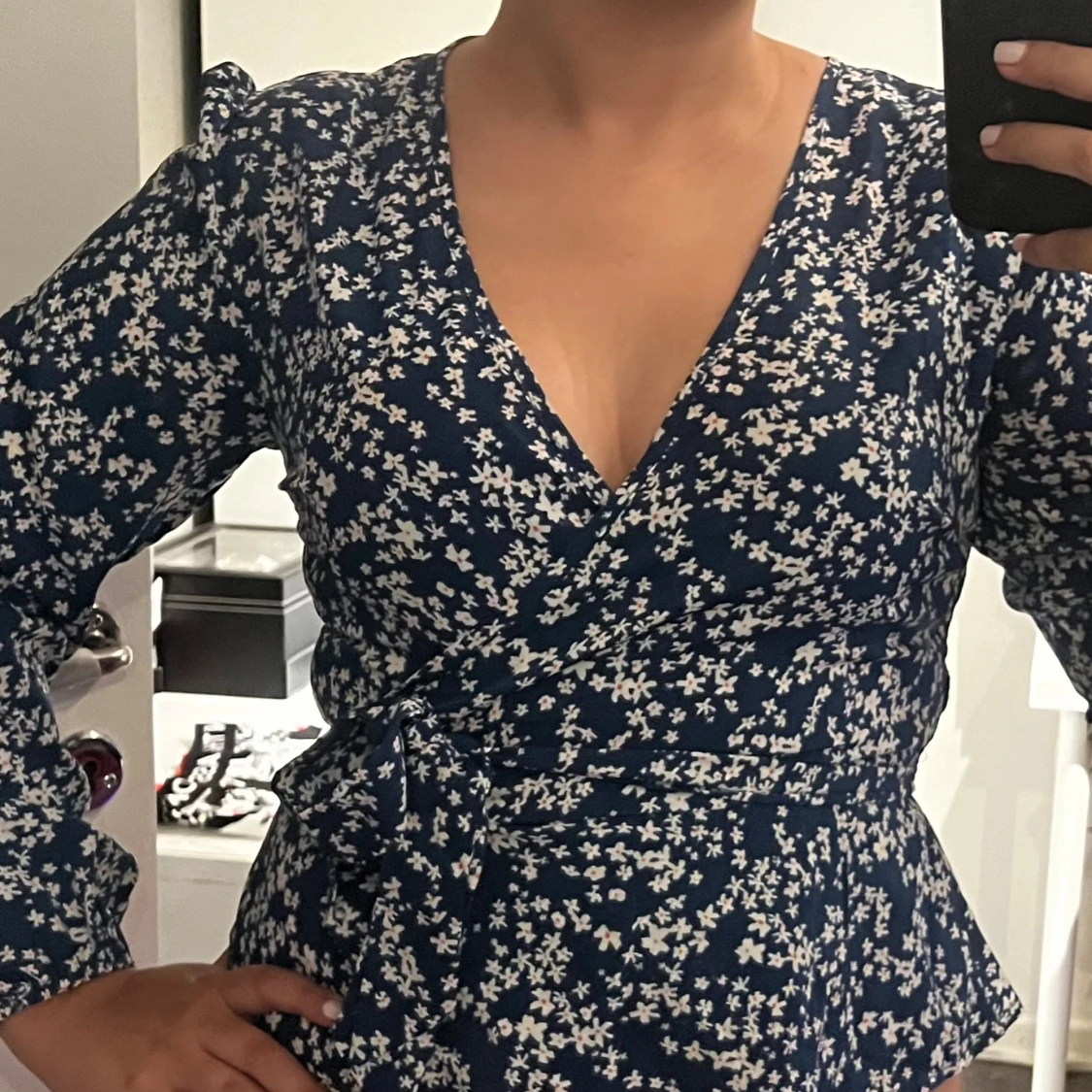 Blommig omlottklänning i marinblått