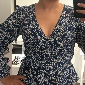 Blommig omlottklänning i marinblått - Knappt använd 