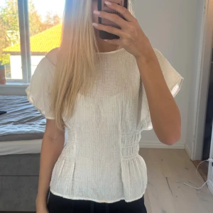 Blus från H&M  - Populär blus från H&M i storlek S, använd fåtal ggr som ny!💓