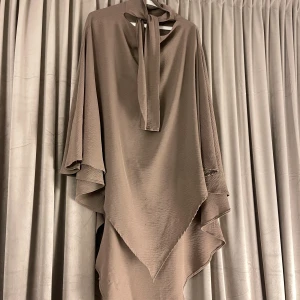 Khimar - Taupe/beige khimar från Luudecollection ✨ I använt men fint skick (lite nopprig)  Skickas oftast samma dag eller dagen därpå 💌 Pris kan diskuteras vid snabb affär!! 🌷