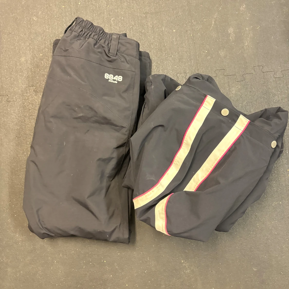 Svart skidjacka och byxa 8848 Altitude med schyssta detaljer - 1