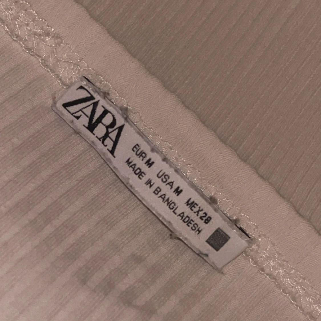 Vit ribbad topp med volang från Zara - 3