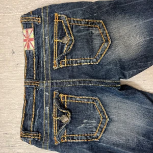 Unika jeans  - Köpta vintage. Midjemått ~ 35, innerbenslängd~83. Jag är 180. 