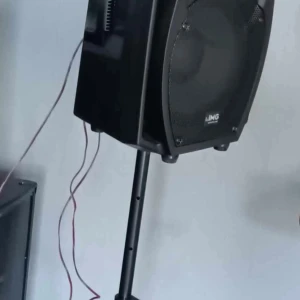 2 st IMG Stageline WAVE-10P - 2 st kraftfulla högtalare från IMG Stageline, modell WAVE-10P. Robust konstruktion med 10-tums element, perfekt för både event och hemmabruk. Högtalaren är i gott skick med minimalt slitage och fungerar utmärkt. Enkel att transportera tack vare handtag och lätt vikt. Både kvitto, kablar och stavar medföljer.