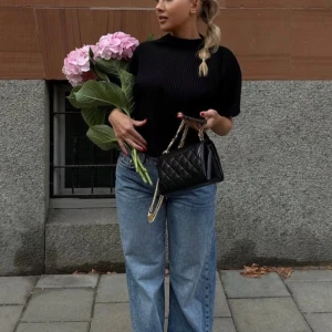 Topp från Gina Tricot  - Topp från Gina Tricot som har öppen rygg. Man kan även knyta snöret i ryggan och bestämma hur lös man vill att den ska va i midjan. 