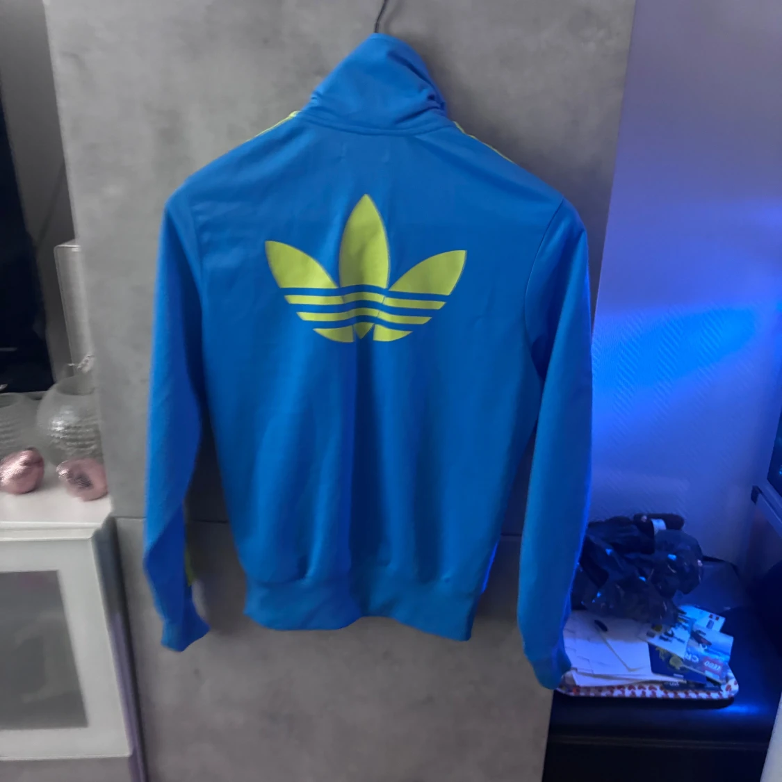 Blå Adidas track jacket med gula ränder - 1