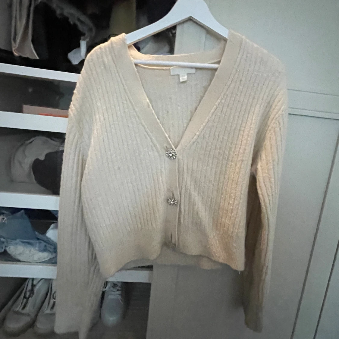 Beige ribbad kofta med pärlknappar - 1