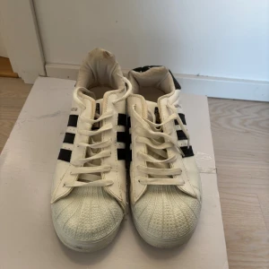 Adidas skor - Säljer mina skor som inte kommer till användning. Lite defekt. Storlek 39. Pris kan diskuteras.