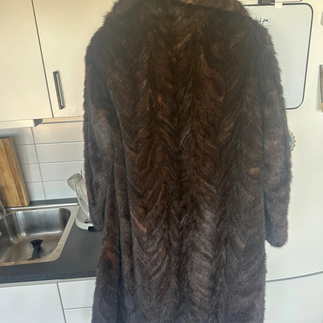 Mörkbrun pälsjacka med bred krage - 3