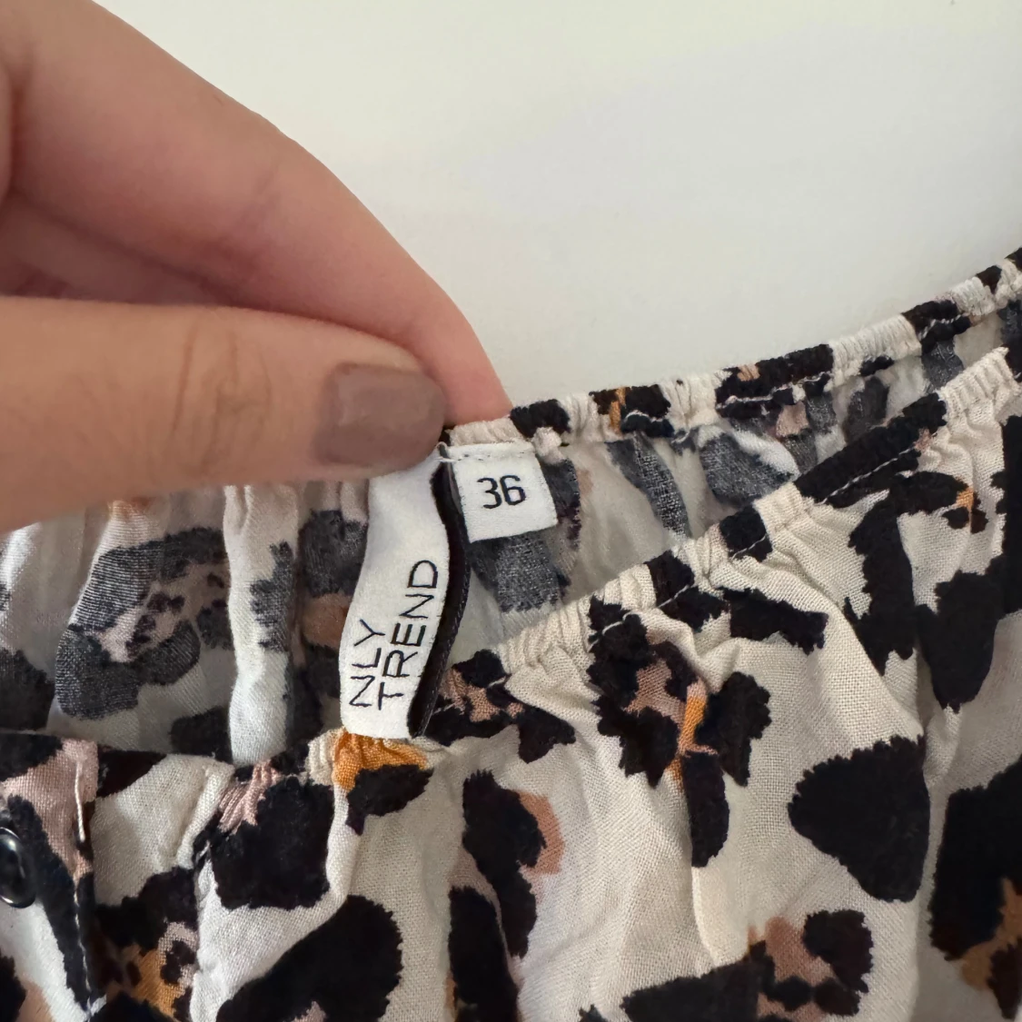 Leopardmönstrad blus från NLY Trend - 2