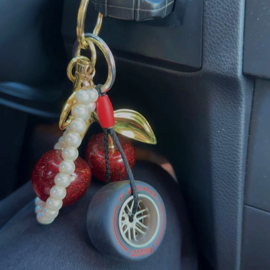 Pirelli P Zero F1 Tire Nyckelring