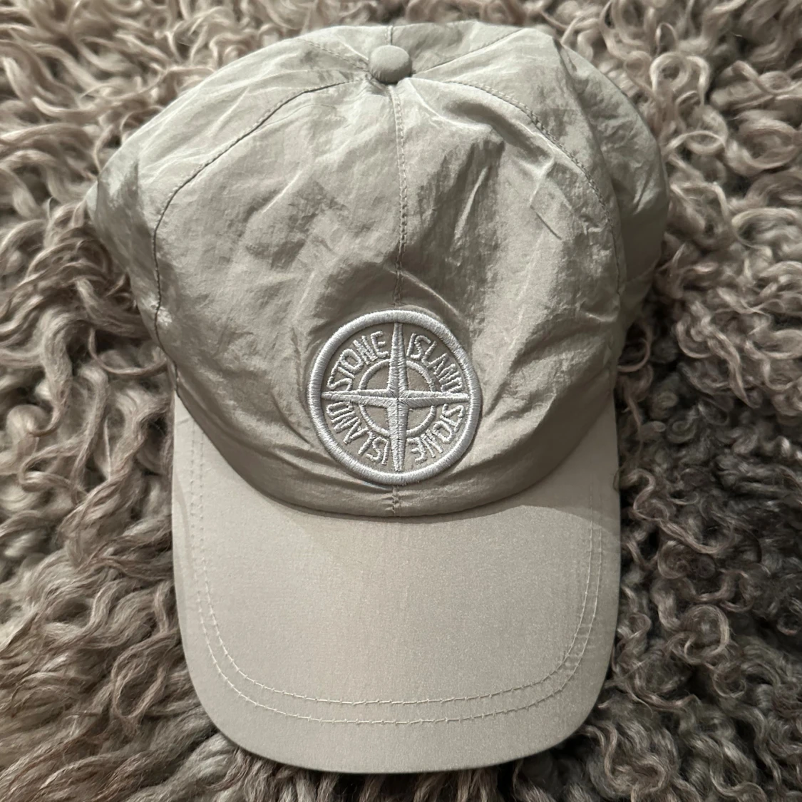 Beige keps från Stone Island