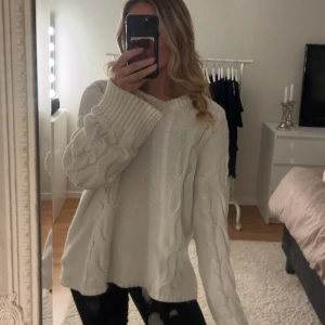 Flätad stickad tröja  - Tyvärr för stor på mig💞