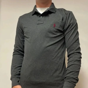 Polo Ralph Lauren Långärmad piké  | Size M, slim - Säljer en sjukt fet Ralph Lauren långärmad pike| Nypriset ligger på ~ 1600kr, mitt pris, 299kr  | Storlek M, slim fit | Jag på bilden är 181,71kg | Inga synliga defekter, därav mycket bra skick |  Skriv vid intresse ! 💫😉