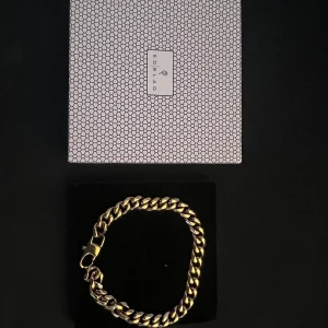 Guldigt kedjearmband från Edblad - Snyggt och stilrent armband från Edblad i guldtonad metall med kraftig kedja och karbinlås. Perfekt accessoar för dig som gillar chunky smycken med lite edge. Kommer i originalask.