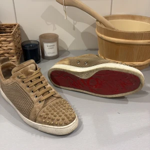 Louboutin sneakers - Louboutin skor jag säljer för att jag behöver pengar. Dom är självklart äkta som ses i sista bilden. Kan gå med på att sänka priset lite😊