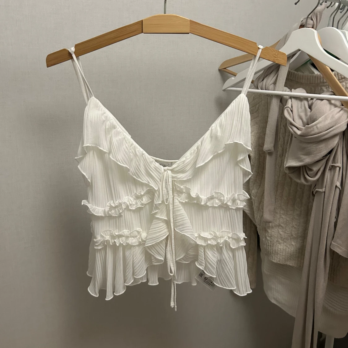 Vit volangig linnetopp med knyt - 2