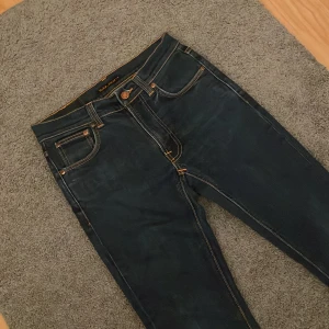 Nudie jeans ”lean dean” - Säljer ett par riktigt feta nudie jeans nu till hösten och vintern i modellen lean dean, med storleken w29 l30 perfekt för dig som är mellan. 170-180cm är bra kortare. Dem är in inprincip nyskick 9/10 använda fåtal gånger meddela mig vid frågor eller funderingar.