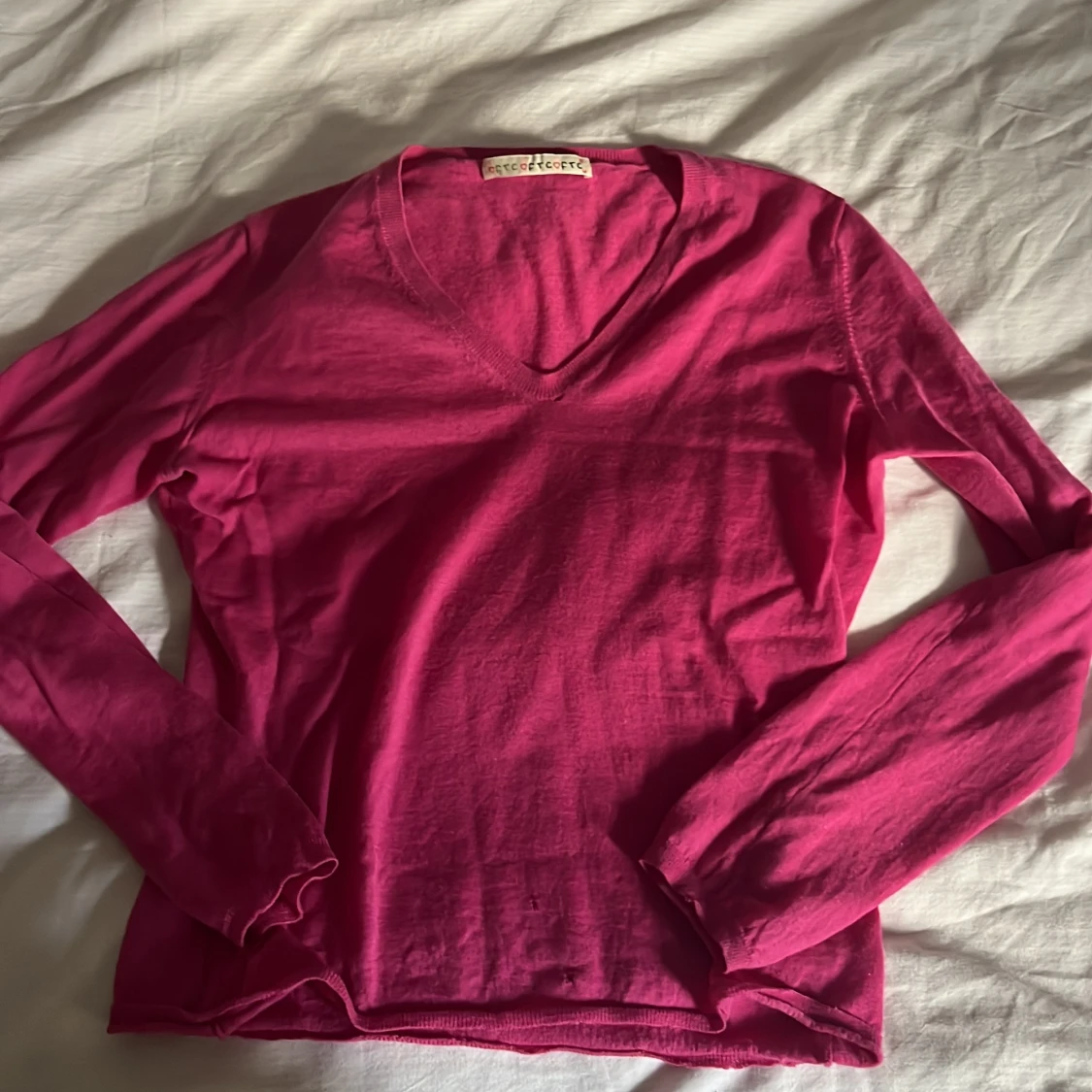 Ceriserosa v-ringad tröja från FTC