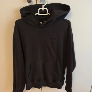 Levis hoodie svart - En svart Levis hoodie, köpt för 2 månader sedan. Jättebra skick och är perfekt till vintern/hösten.