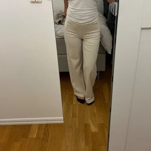 Vardags byxor  - Säljer mina otroligt snygga och sköna byxor från OYSHO i en krämfärgad vit. Den går att både bära upp men även ha som något vardagligt. Materialet utanpå känns som tränings byxor och inuti är det ett sklnt och ulligt material som håller en varm. De sitter tajt vid rumpa och lår och släpper sig nedan. 