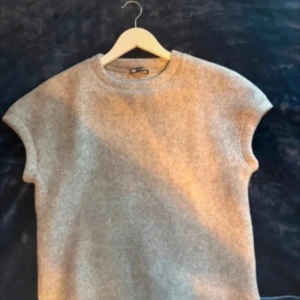 Grå ärmlös topp från zara - Aldrig använd. Jättefin💕