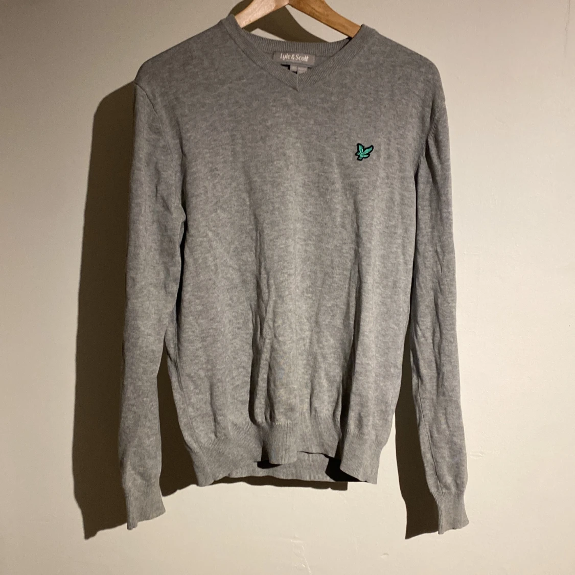 Grå stickad tröja från Lyle & Scott