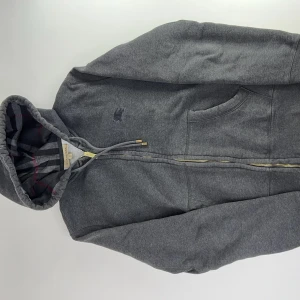 Burberry Zip Hoodie - Skick 8,5/10. Storlek XS. Pris 2199:-