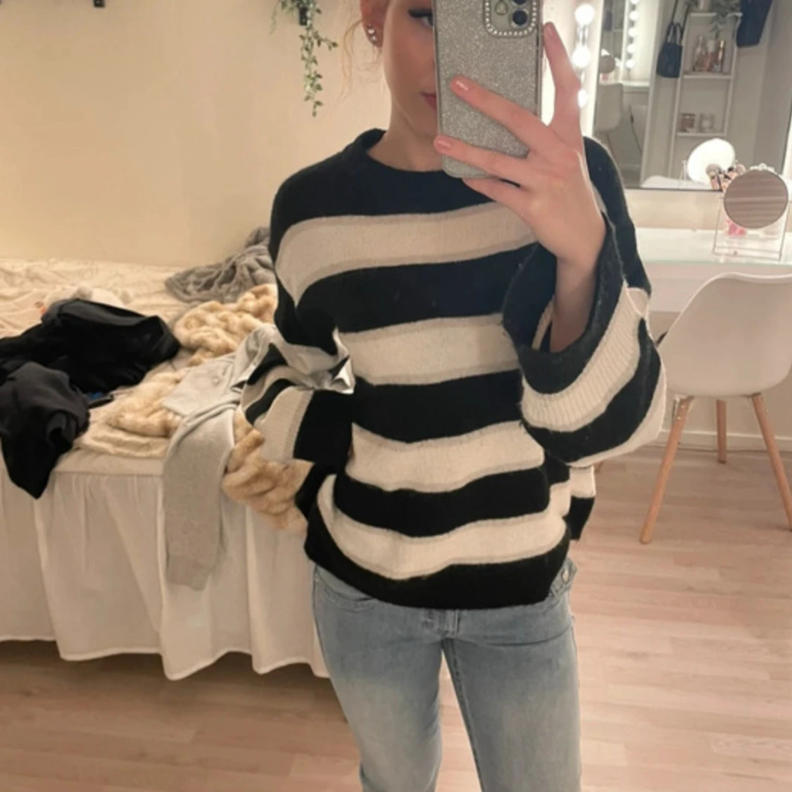 Randig svartvit stickad tröja