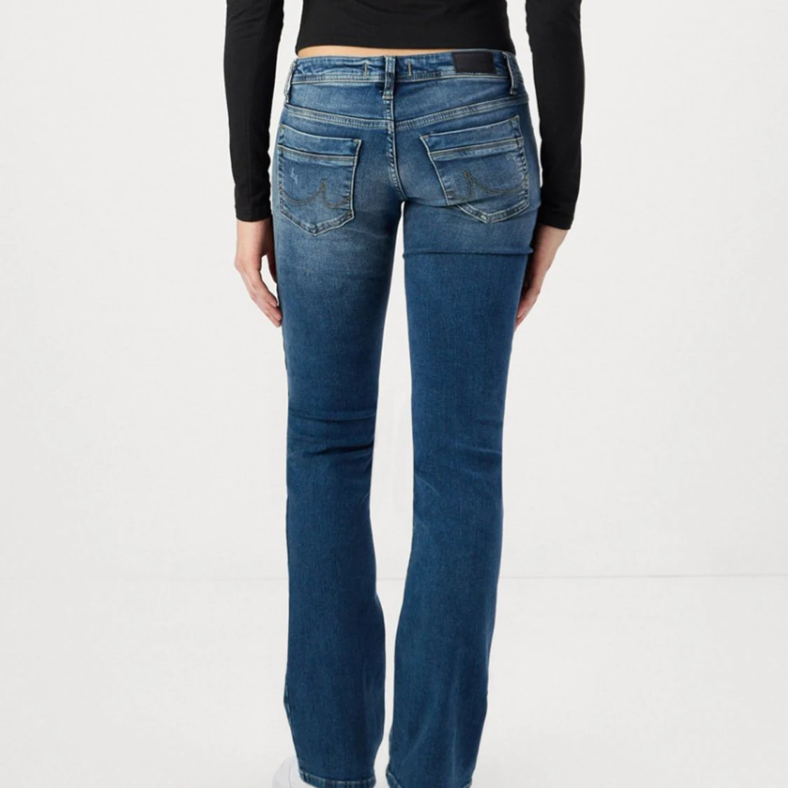 Blå bootcut jeans med slitningar - 1