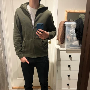 Full zip från ralph lauren - Full zip tröja från ralph lauren i storlek s. Mannen på bild är 1,76 cm lång. 