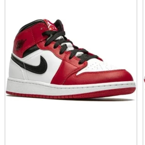 Nike Air Jordan 1 Chicago sneakers - Säljer ett par ikoniska Nike Air Jordan 1 Chicago sneakers i rött, vitt och svart skinn. Klassisk design med svart swoosh, snörning och vit sula. Perfekta för dig som vill sticka ut med en tidlös streetstyle i storlek 37💕