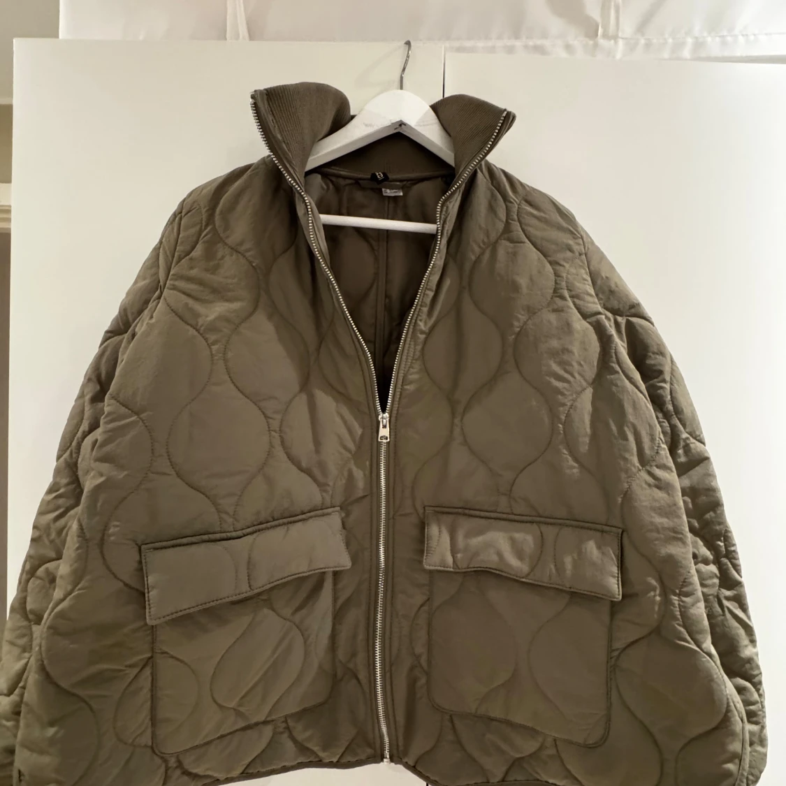 Quiltad khakigrön pufferjacka
