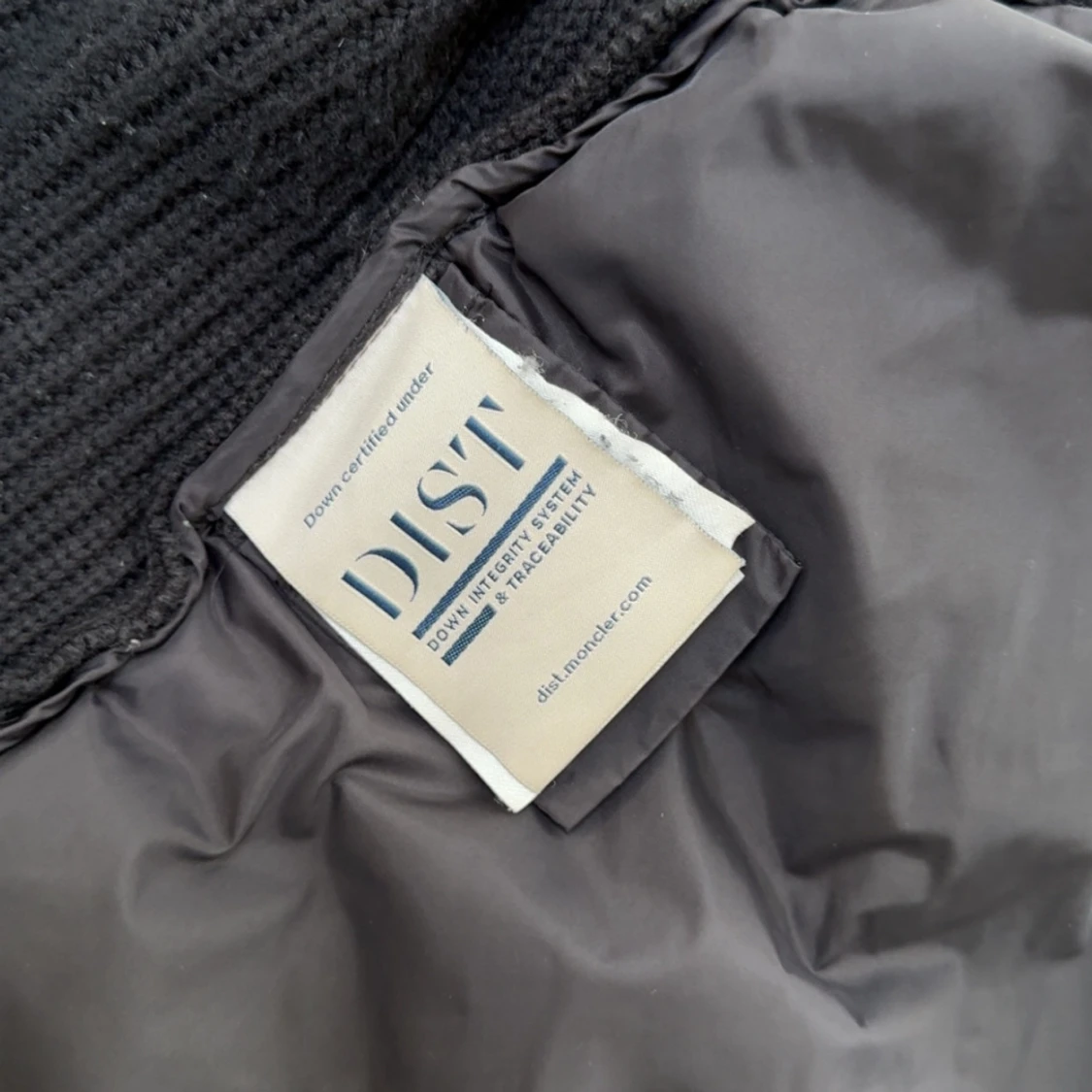 Svart dunjacka från Moncler med huva - 3