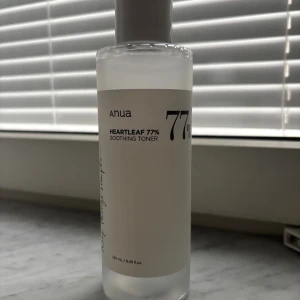 Anua Heartleaf 77% Soothing Toner - Koreansk toner från Anua med 77% heartleaf-extrakt. Flaskan är 250 ml o det är ca 210 ml kvar. Har aldrig användas direkt på huden utan alltid på en bomulls pad. Köptes i september i år. Skriv om du har frågor💖