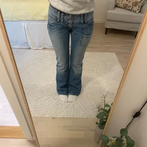 Blå bootcut jeans från Max&Co - Snygga blå jeans från Max&Co med bootcut passform och låg midja. Jeansen har breda bälteshällor och coola detaljer som stora fickor fram.