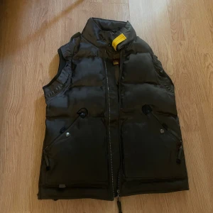 Parajumper väst - Parajumper väst Storlek Small dragkedjan har gått av och den fås med i fickan så man kan sätta på den