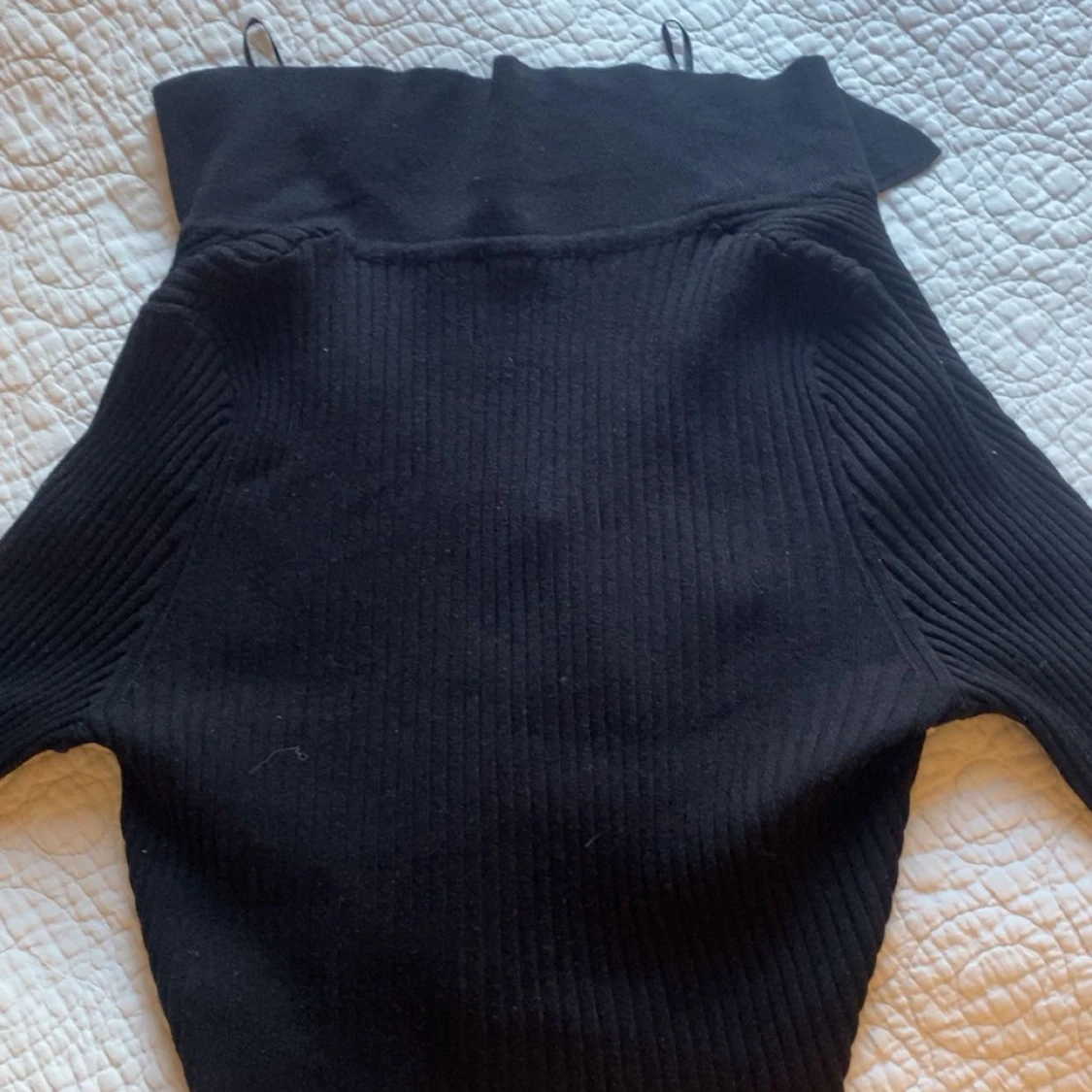 Svart croppad ribbad topp med v-ringning - 3