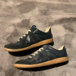 Navy Blue Maison Margiela Skor - Tja! Säljer nu mina Maison Margiela skor! Köpte dessa för några år sedan, skorna är i storlek 42 och helt okej skick. Kontakta gärna vid fler frågor eller funderingar!