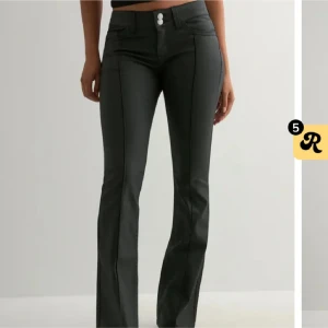 Svarta skinnbyxor ifrån Nelly!! - Inga defekter, coated jeans ifrån Nelly!!